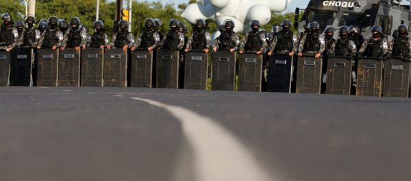 Policía antidisturbios en la ciudad de Porto Alegre desplazada por el juicio contra el expresidente Lula da Silva Policía antidisturbios en la ciudad de Porto Alegre desplazada por el juicio contra el expresidente Lula da Silva - Sputnik Mundo