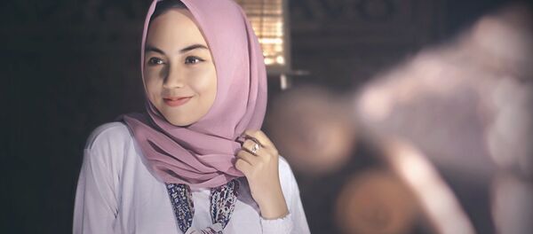 Una mujer con velo - Sputnik Mundo