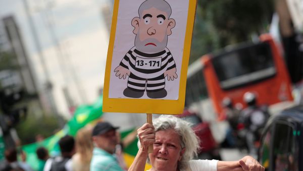 Un cartel con un imagen del expresidente Luiz Inácio Lula da Silva Un cartel con un imagen del expresidente Luiz Inácio Lula da Silva - Sputnik Mundo