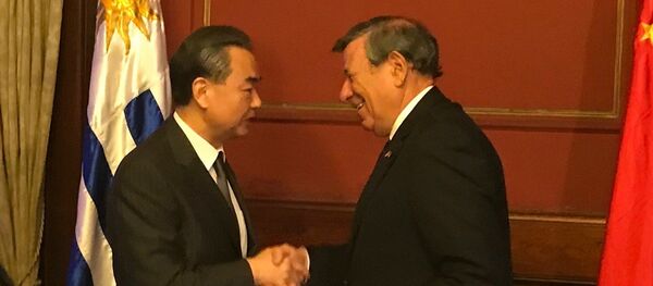Canciller chino, Wang Yi, junto a su par uruguayo, Rodolfo Nin Novoa - Sputnik Mundo