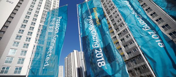 Las banderas con el logo de JJOO 2018 - Sputnik Mundo