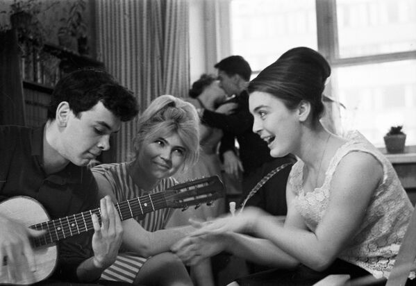 El beso más largo duró 58 horas, 35 minutos y 58 segundos. El récord lo estableció una pareja de Tailandia. En la foto: Una pareja de enamorados se besa en una fiesta estudiantil en Moscú, 1965. - Sputnik Mundo