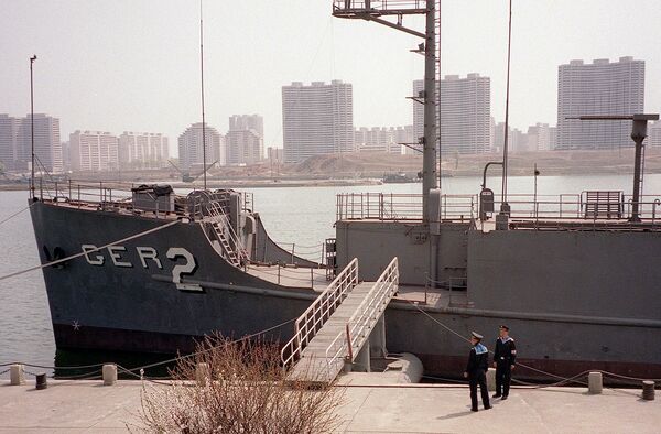 El único barco espía de EEUU capaz de 'colarse' en la capital de Corea del Norte - Sputnik Mundo