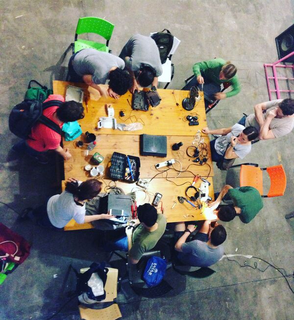 Sesión del Club de Reparadores en Argentina - Sputnik Mundo