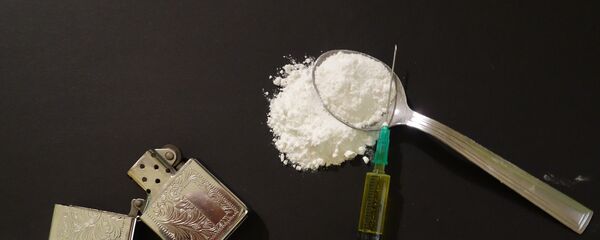 Heroína, cuchara y encendedor - Sputnik Mundo