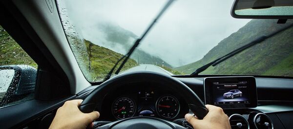 Conduciendo un coche (imagen referencial) - Sputnik Mundo