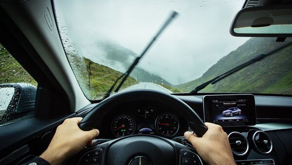 Conduciendo un coche (imagen referencial) - Sputnik Mundo