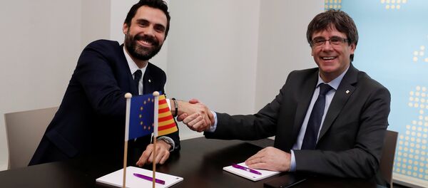 El presidente del Parlamento de Cataluña, Roger Torrent y el expresidente del Gobierno catalán, Carles Puigdemont - Sputnik Mundo