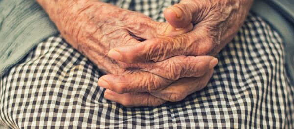 Las manos de una anciana (imagen referencial) - Sputnik Mundo