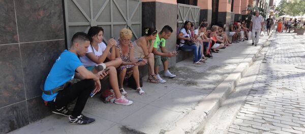 Personas usan internet en una zona de La Habana, Cuba, con wifi Personas usan internet en una zona de La Habana, Cuba, con wifi - Sputnik Mundo