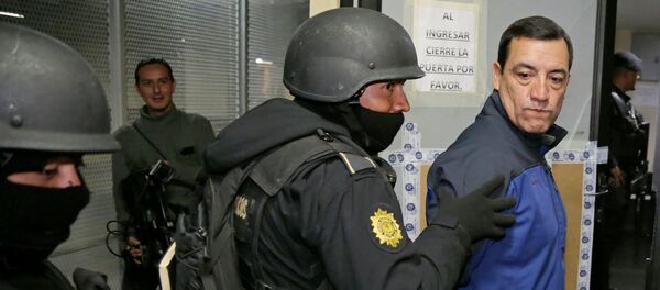 Policemen escort former Guatemalan Minister of Defense William Mansilla - Sputnik Mundo