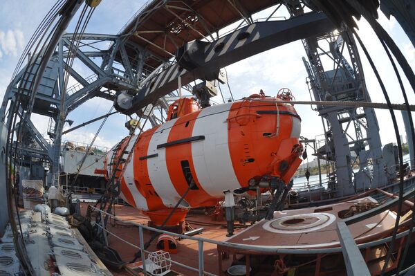 El batiscafo de búsqueda AS-28 desplegado en el buque de salvamento Kommuna - Sputnik Mundo