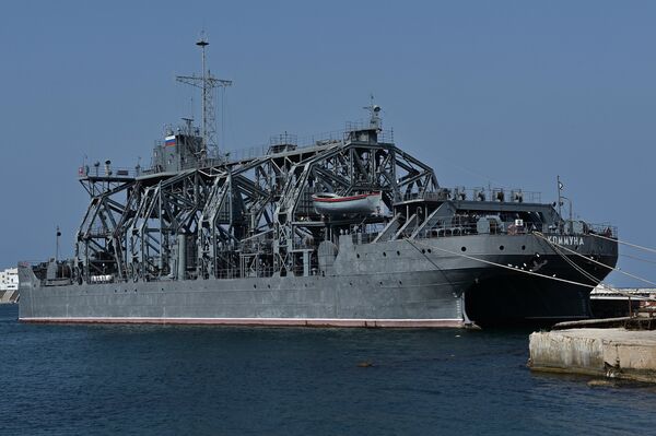 El buque de salvamento ruso Kommuna en la bahía de Sebastopol - Sputnik Mundo