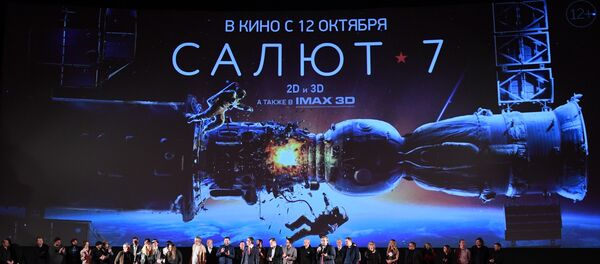 Los actores y el director de la película rusa Salut-7 durante el estreno el 5 de octubre de 2017 - Sputnik Mundo