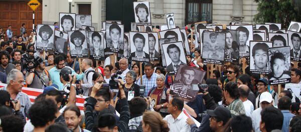 Una movilización contra indulto al expresidente peruano Fujimori - Sputnik Mundo