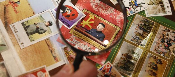 Un sello postal con una imagen del líder norcoreano Kim Jong-un - Sputnik Mundo