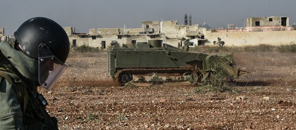 Un zapador ruso manejando un robot de desminado pesado Uran-6 en Siria (archivo) - Sputnik Mundo