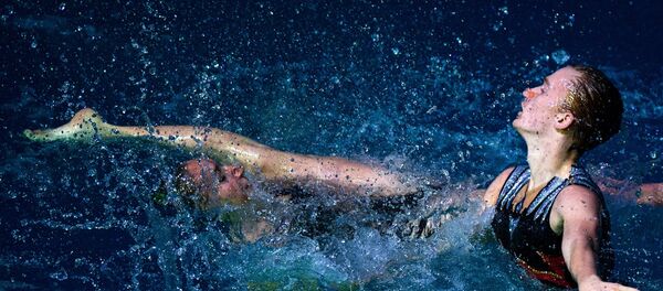 El único nadador sincronizado de Rusia muestra sus habilidades con su compañera - Sputnik Mundo