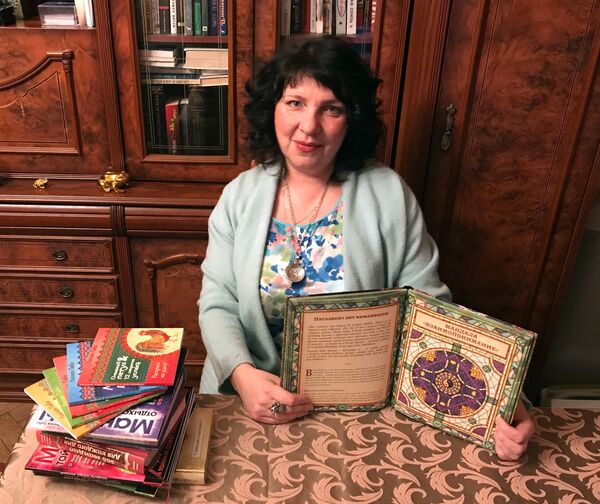 La psicóloga rusa Líliya Gabó junto a sus libros de mandalas - Sputnik Mundo