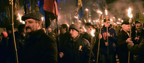 Nacionalistas ucranianos durante una manifestación (archivo) - Sputnik Mundo