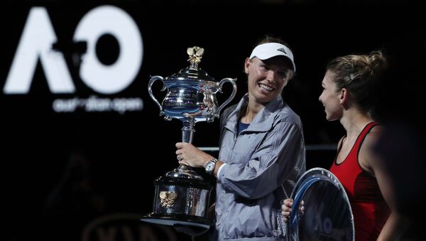 La tenista danesa Caroline Wozniacki gana el final del Open de Australia en Melbourne al superar a su rival, la rumana Simona Halep La tenista danesa Caroline Wozniacki gana el final del Open de Australia en Melbourne al superar a su rival, la rumana Simona Halep - Sputnik Mundo