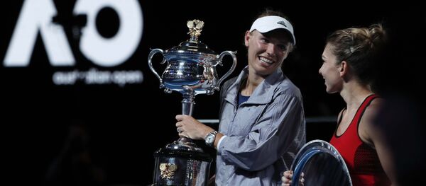 La tenista danesa Caroline Wozniacki gana el final del Open de Australia en Melbourne al superar a su rival, la rumana Simona Halep La tenista danesa Caroline Wozniacki gana el final del Open de Australia en Melbourne al superar a su rival, la rumana Simona Halep - Sputnik Mundo