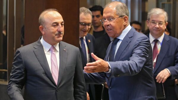 Canciller de Rusia, Serguéi Lavrov, con su homólogo turco Mevlut Cavusoglu (archivo) - Sputnik Mundo