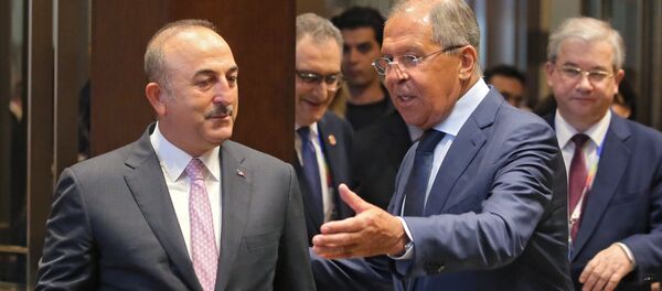 Canciller de Rusia, Serguéi Lavrov, con su homólogo turco Mevlut Cavusoglu - Sputnik Mundo