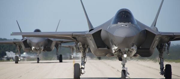Los F-35 estadounidenses en una pista de despegue (imagen referencial) - Sputnik Mundo