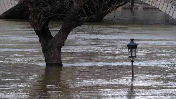 Fuertes lluvias inundan París Fuertes lluvias inundan París - Sputnik Mundo