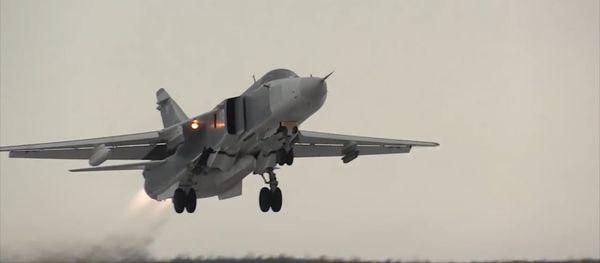 Los cazas MiG-31 y los bombarderos Su-24 en pleno vuelo ártico - Sputnik Mundo