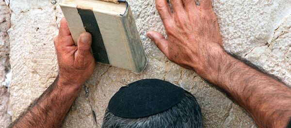 Un judío rezando (imagen referencial) - Sputnik Mundo