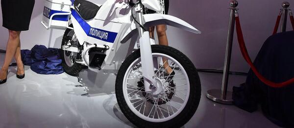 Una moto eléctrica policial de Kalashnkov, un ejemplo directo de la politica de diversificacion en el sector armamentistico Una moto eléctrica policial de Kalashnkov, un ejemplo directo de la politica de diversificacion en el sector armamentistico - Sputnik Mundo