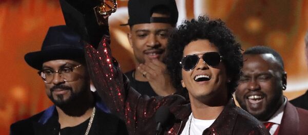 Bruno Mars, músico estadounidense, durante los Grammy - Sputnik Mundo