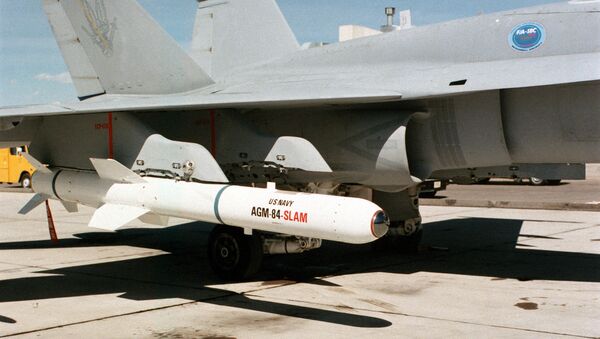 AGM-84 Harpoon en un F/A-18C Hornet (imagen referencial) - Sputnik Mundo