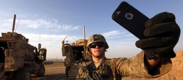 Un militar estadounidense se saca una foto en una base militar situada en el sur de Mosul - Sputnik Mundo