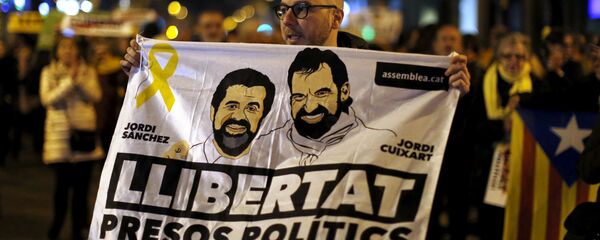 Los catalanes exigen la libertad de presos políticos Jordi Sánchez y Jordi Cuixart - Sputnik Mundo