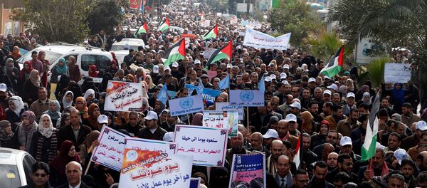 Manifestación contra la decisión de EEUU de reducir su contribución a la Unrwa en la Franja de Gaza Manifestación contra la decisión de EEUU de reducir su contribución a la Unrwa en la Franja de Gaza - Sputnik Mundo