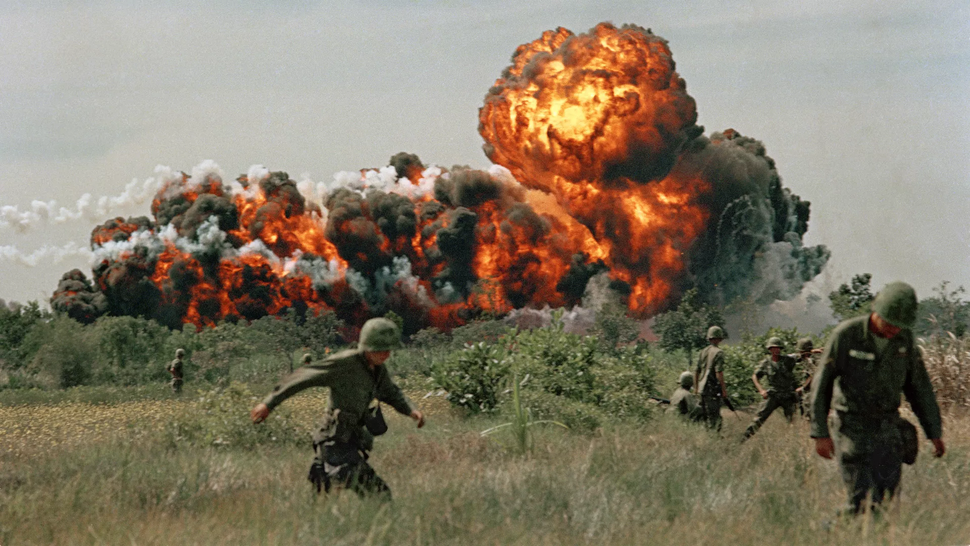 El uso de napalm por EEUU en Vietnam en 1966 durante la Guerra de Vietnam