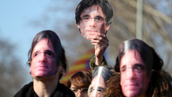 Manifestación para exigir la investidura del líder soberanista catalán, Carles Puigdemont, Barcelona, España, 30 de enero de 2018 Manifestación para exigir la investidura del líder soberanista catalán, Carles Puigdemont, Barcelona, España, 30 de enero de 2018 - Sputnik Mundo