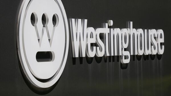 El logotipo corporativo está en un cartel que marca el camino de entrada a la sede internacional de Westinghouse El logotipo corporativo está en un cartel que marca el camino de entrada a la sede internacional de Westinghouse - Sputnik Mundo