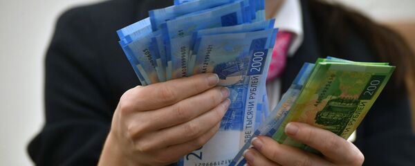 Rublos rusos (imágen referencial) - Sputnik Mundo