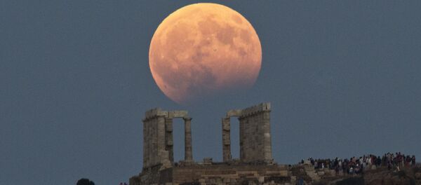 Luna de sangre sobre el Templo de Poseidón Atenas, Grecia, 7 de agosto de 2017 - Sputnik Mundo