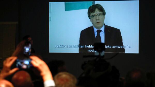 El expresidente del Gobierno catalán, Carles Puigdemont, en la pantalla de una tele - Sputnik Mundo