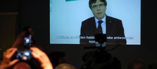 El expresidente del Gobierno catalán, Carles Puigdemont, en la pantalla de una tele - Sputnik Mundo