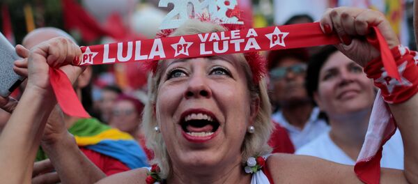Una mujer partidaria de Lula da Silva - Sputnik Mundo