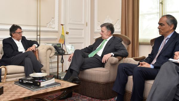 El jefe de la delegación de paz del Gobierno colombiano, Gustavo Bell con Juan Manuel Santos, presidente de Colombia El jefe de la delegación de paz del Gobierno colombiano, Gustavo Bell con Juan Manuel Santos, presidente de Colombia - Sputnik Mundo