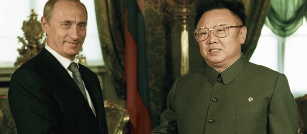 El presidente ruso, Vladímir Putin, y el entonces líder norcoreano, Kim Jong-il, durante su reunión en Moscú, 2001 - Sputnik Mundo