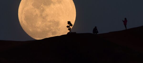 El eclipse de superluna, visto desde diferentes partes del planeta - Sputnik Mundo
