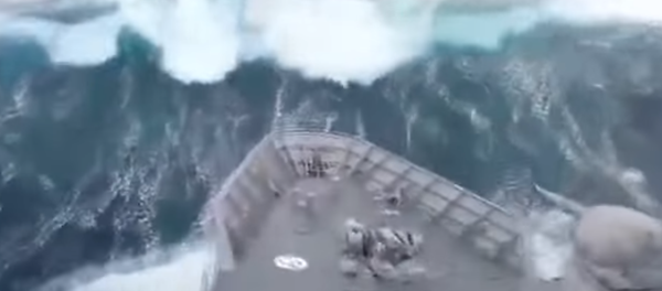 Una gran ola 'engulle' un buque de Nueva Zelanda - Sputnik Mundo